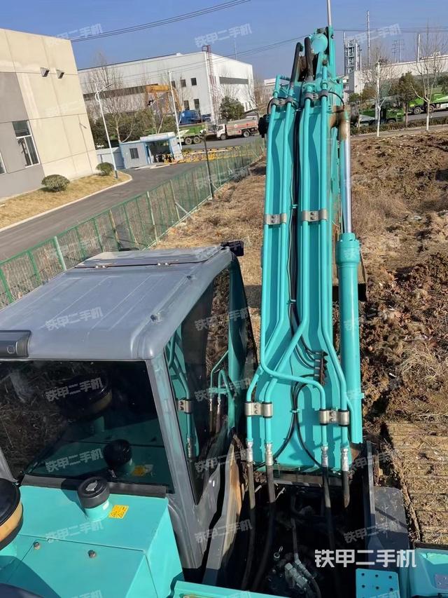 驾驶室顶部（整机外观）