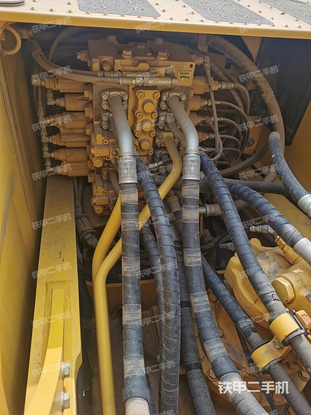 回转马达和主控阀（整机外观）