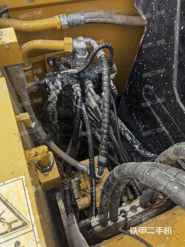 回转马达和主控阀（整机外观）