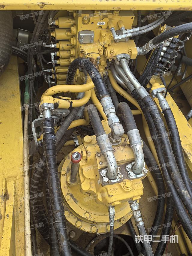 回转马达和主控阀（整机外观）