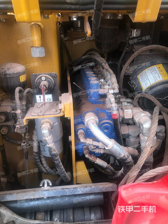 液压泵舱室正面整体（整机外观）