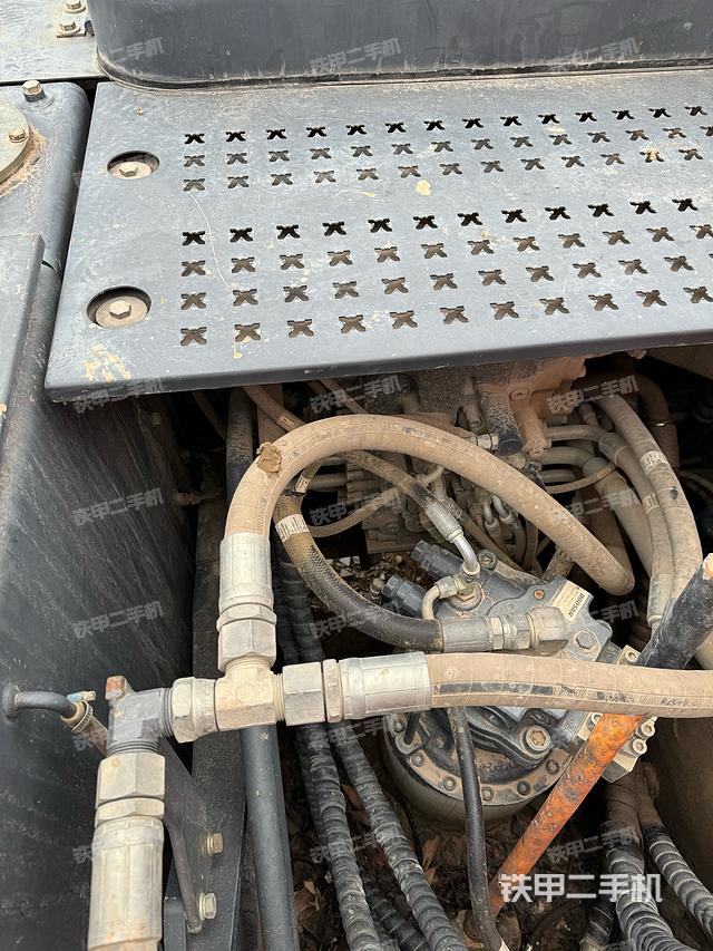 回转马达和主控阀（整机外观）