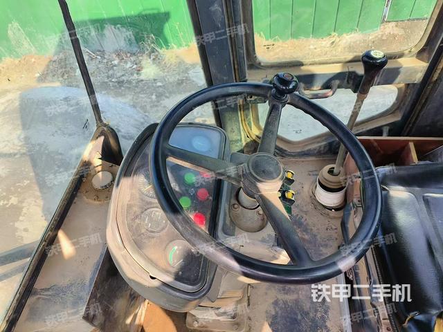 驾驶室操作台（设备外观及核心部件）