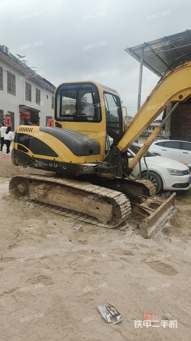 驾驶室顶部（整机外观）