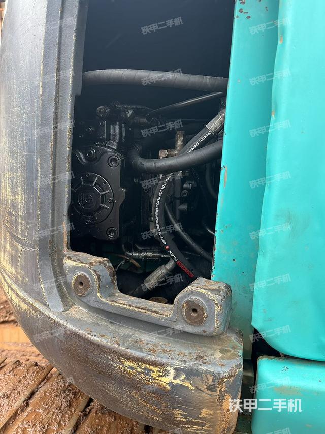 液压泵舱室正面整体（整机外观）