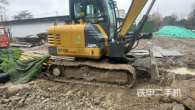 液压泵舱室正面整体（整机外观）