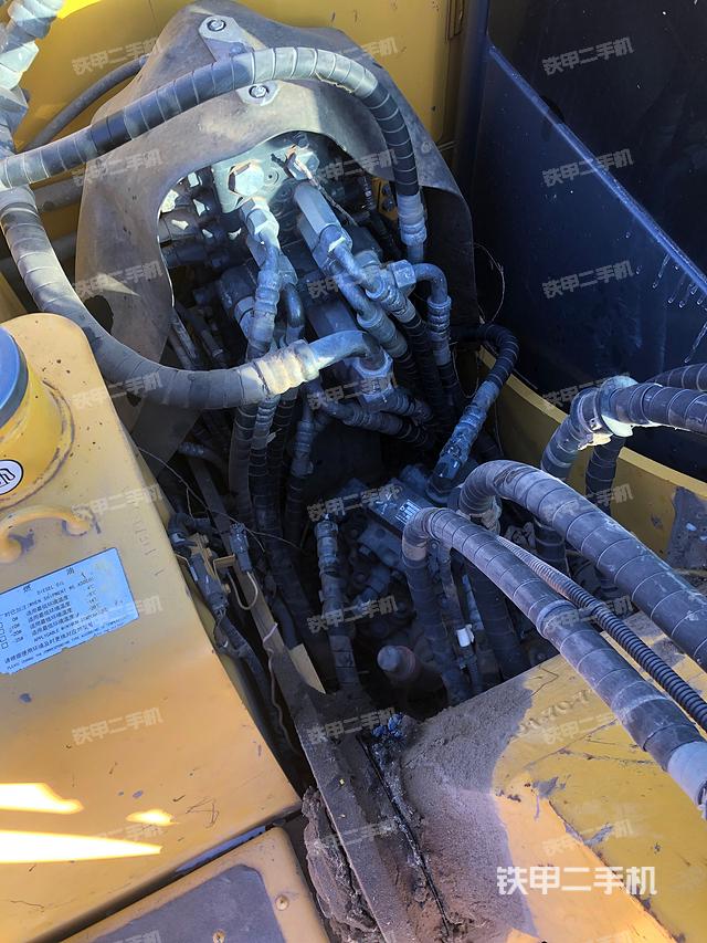 回转马达和主控阀（整机外观）