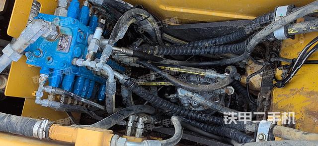 回转马达和主控阀（整机外观）