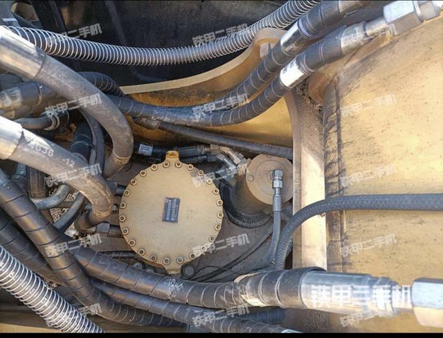 回转马达和主控阀（整机外观）