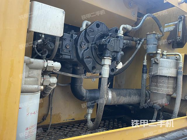 液压泵舱室正面整体（整机外观）