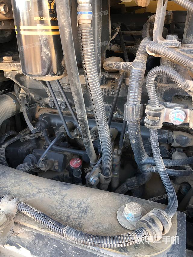 液压泵舱室正面整体（整机外观）