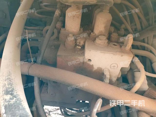 回转马达和主控阀（整机外观）