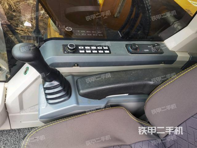 座椅右側(cè)控制臺/鑰匙門/油門/含右手柄(駕駛室部分) 座椅右側(cè)控制臺/鑰匙門/油門/含右手柄(駕駛室部分)