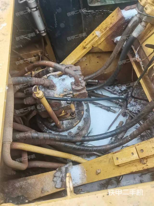 回转马达和主控阀（整机外观）