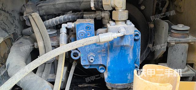 液压泵舱室正面整体（整机外观）