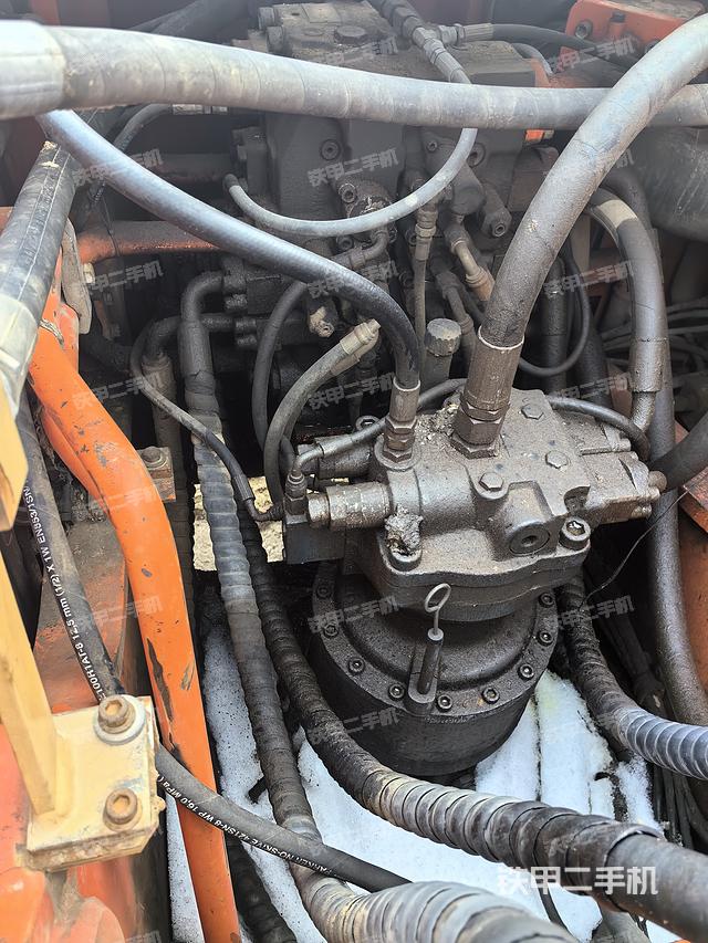 回转马达和主控阀（整机外观）