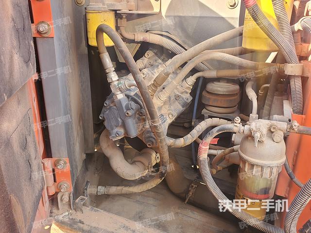 液压泵舱室正面整体（整机外观）