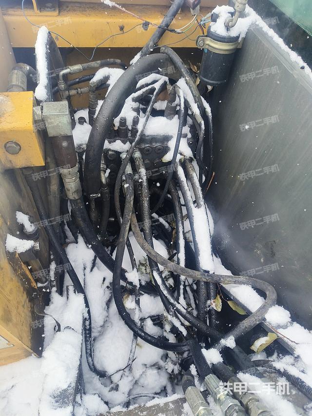 回转马达和主控阀（整机外观）