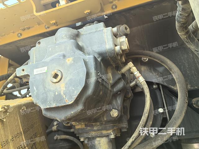 液压泵舱室正面整体（整机外观）