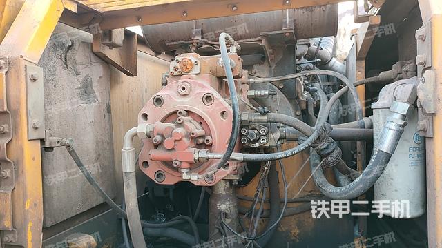 液压泵舱室正面整体（整机外观）