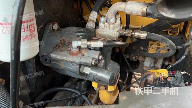 液压泵舱室正面整体（整机外观）