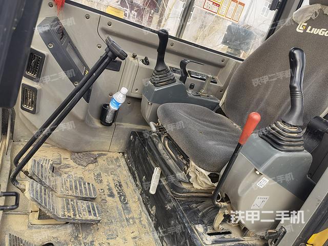 驾驶室整体（整机外观）