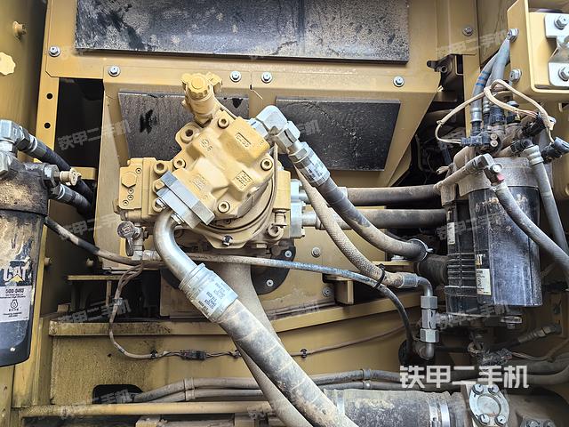 液压泵舱室正面整体（整机外观）