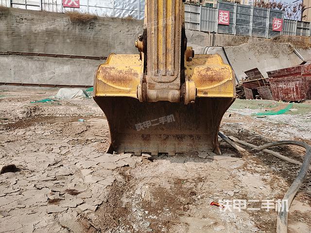 驾驶室顶部（整机外观）