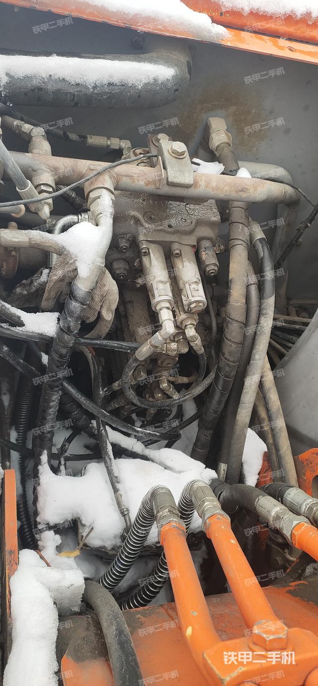 回转马达和主控阀（整机外观）