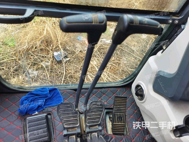 行走控制手柄和踏板?俯拍(駕駛室部分) 行走控制手柄和踏板?俯拍(駕駛室部分)