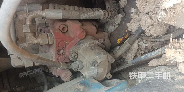 液压泵舱室正面整体（整机外观）