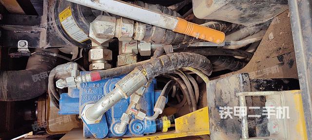 回转马达和主控阀（整机外观）