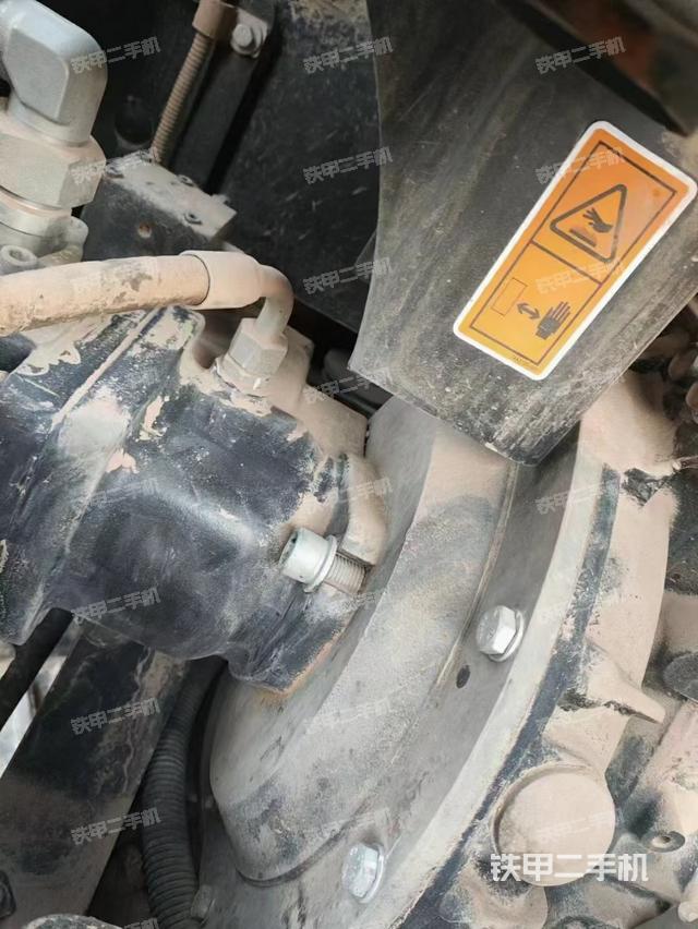 液压泵舱室正面整体（整机外观）