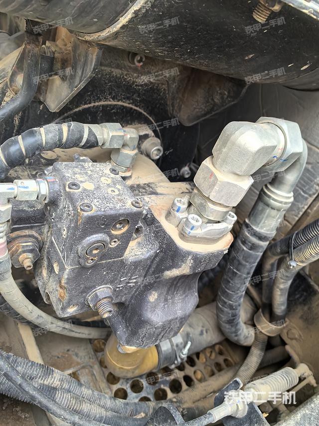 液压泵舱室正面整体（整机外观）