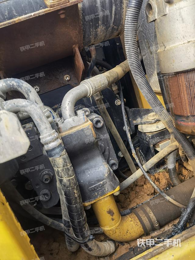 液压泵舱室正面整体（整机外观）