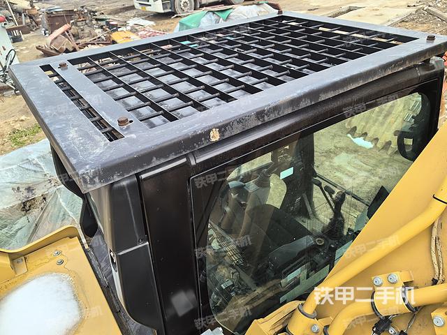 驾驶室顶部（整机外观）