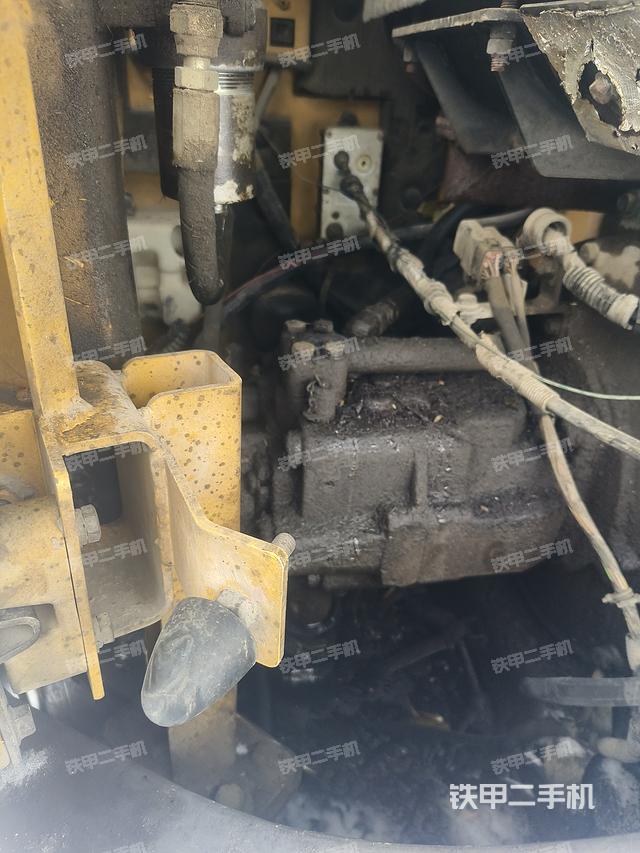 液压泵舱室正面整体（整机外观）