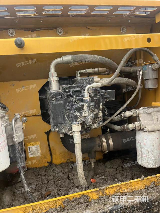 液压泵舱室正面整体（整机外观）