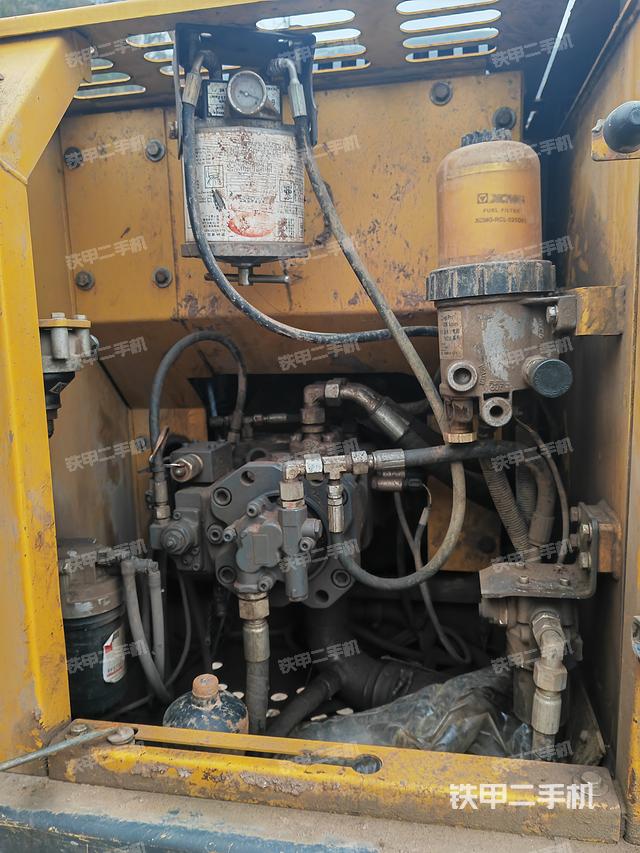 液压泵舱室正面整体（整机外观）