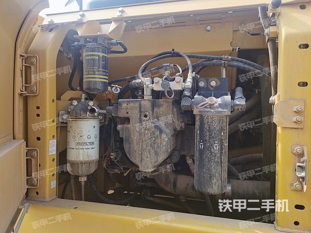 液压泵舱室正面整体（整机外观）