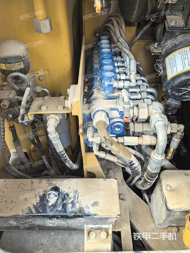 回转马达和主控阀（整机外观）