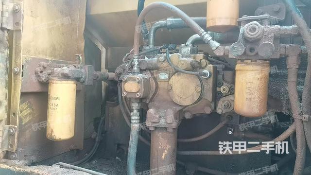 液压泵舱室正面整体（整机外观）