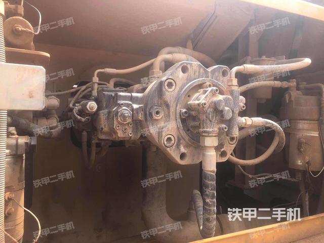 液压泵舱室正面整体（整机外观）