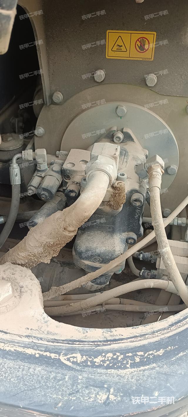 液压泵舱室正面整体（整机外观）