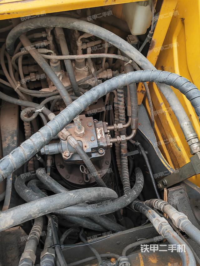 回转马达和主控阀（整机外观）