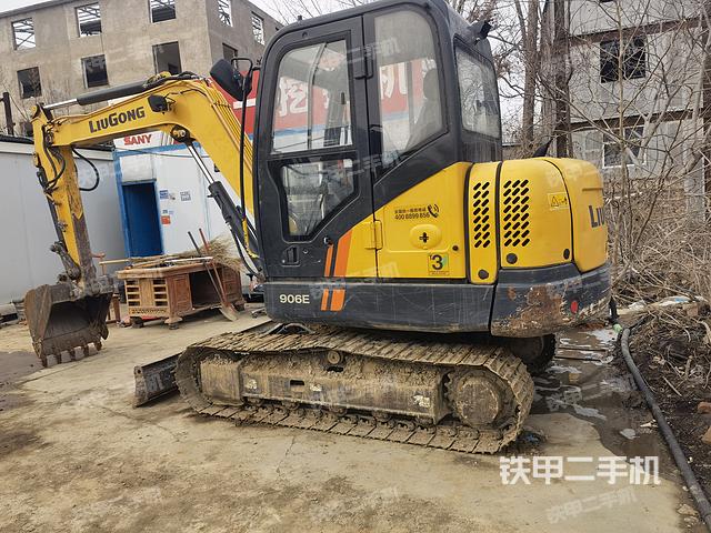 驾驶室顶部（整机外观）