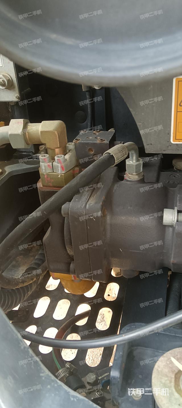 液压泵舱室正面整体（整机外观）