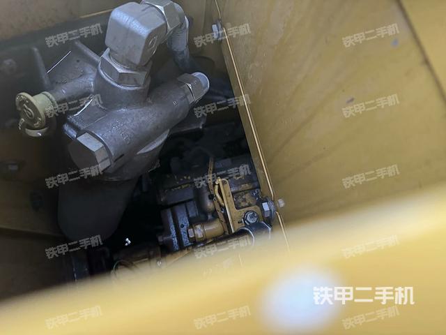 液压泵舱室正面整体（整机外观）