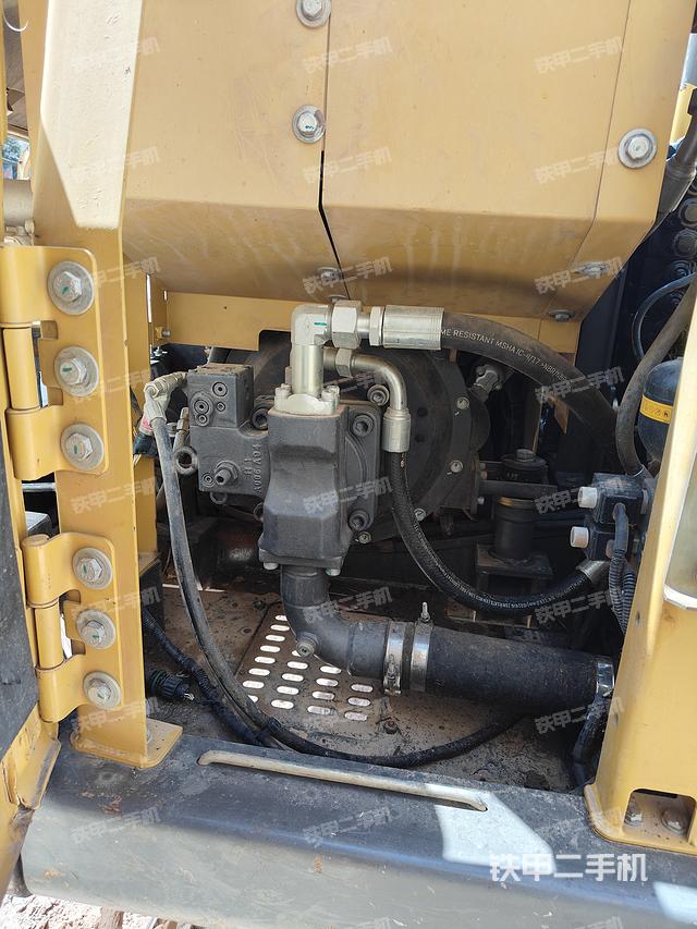 液压泵舱室正面整体（整机外观）