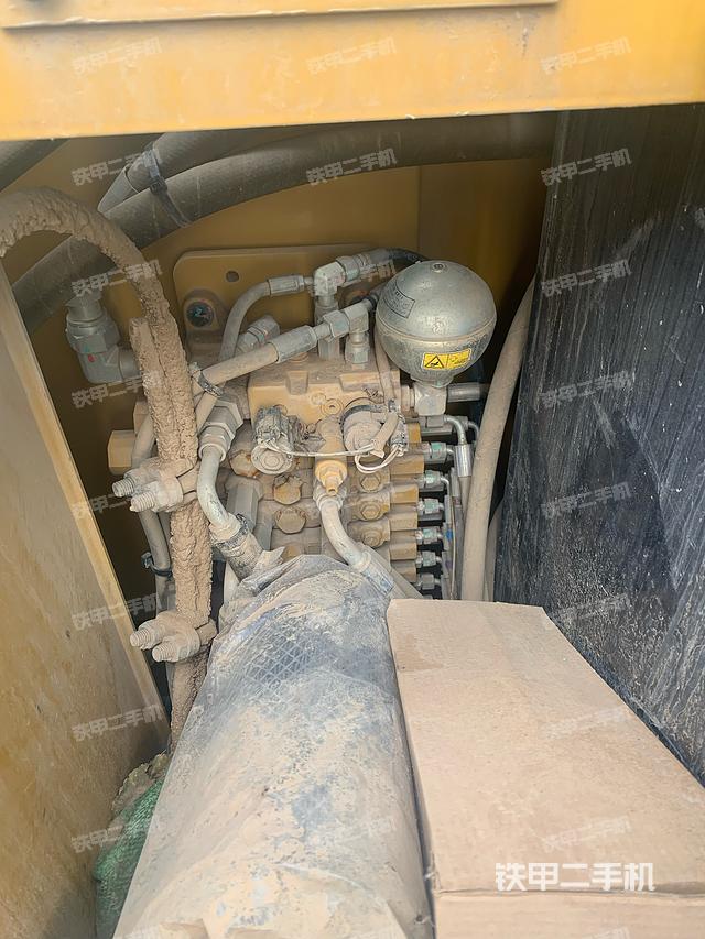 回转马达和主控阀（整机外观）